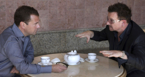Russian President Dmitry Medvedev (left) and Bono chat over a cuppa