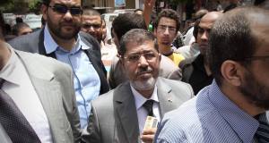 Mohammed Morsi (centre)