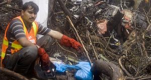  Pakistani rescue workers search for evidence and victims of Wednesday