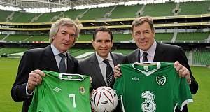 International goalkeeping legends Packie Bonner, Republic of Ireland, (right) and Pat Jennings, Northern Ireland, (left) with Niall Phelan, Molson Coors country manager for Ireland, at the announcement.