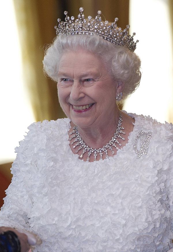 Queen Elizabeth glams it up for the State dinner.