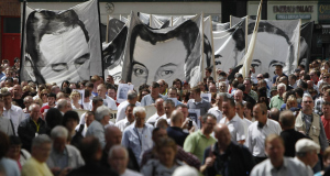 Banners bearing portraits of Bloody Sunday victims are carried to the Guildhall in Derry today, where relatives were able to read the first copies of the Saville Inquiry report.