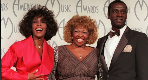 Whitney Houston at the 1998 American Music Awards with her mother, Cissy, and brother, Gary